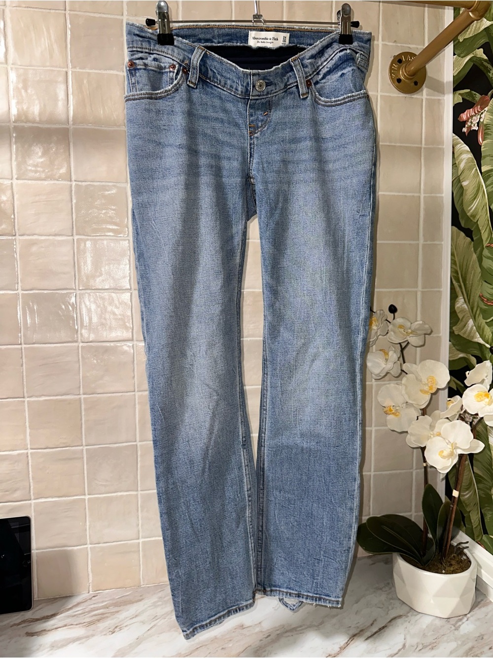 Materinty Abercrombie & Fitch Light Blue Women's Straight-Leg Jeans